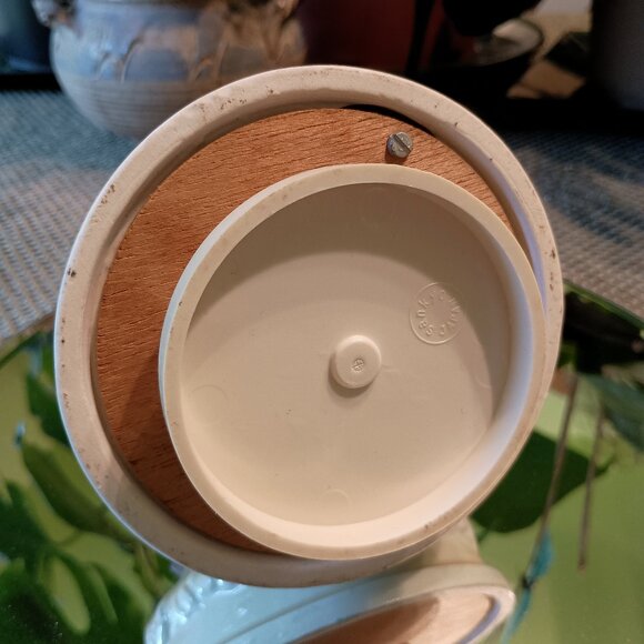 Sankyo Music Box Kids Under Umbrella Porcelain Hand Painted Hummel Style - Picture 5 of 5